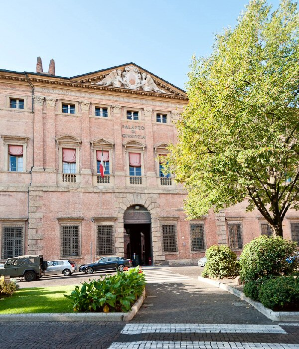 Fermo amministrativo sulla Porsche Cayenne “aziendale”? Per il Tribunale di Bologna la strumentalità va provata, la notifica PEC è sanata e la giurisdizione si divide tra giudice tributario e ordinario